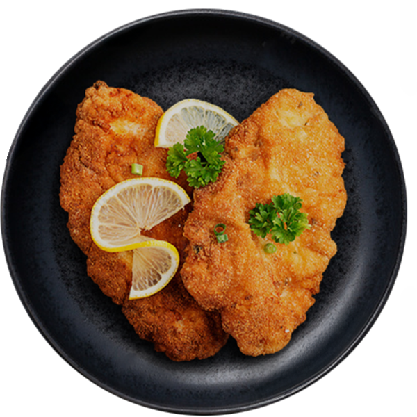 Zwei panierte Schnitzel mit Zitrone auf Teller