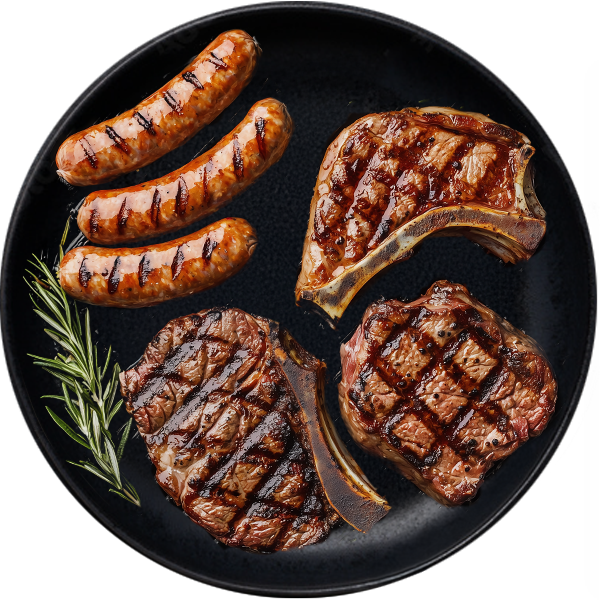 Mehrere gebratene Würste und Steaks mit Rosmarin auf Teller