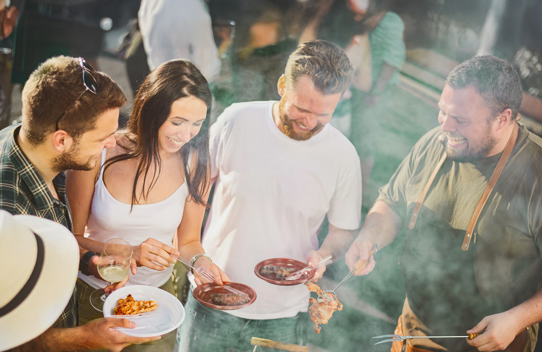 Gruppe beim gemeinsamen Grillen