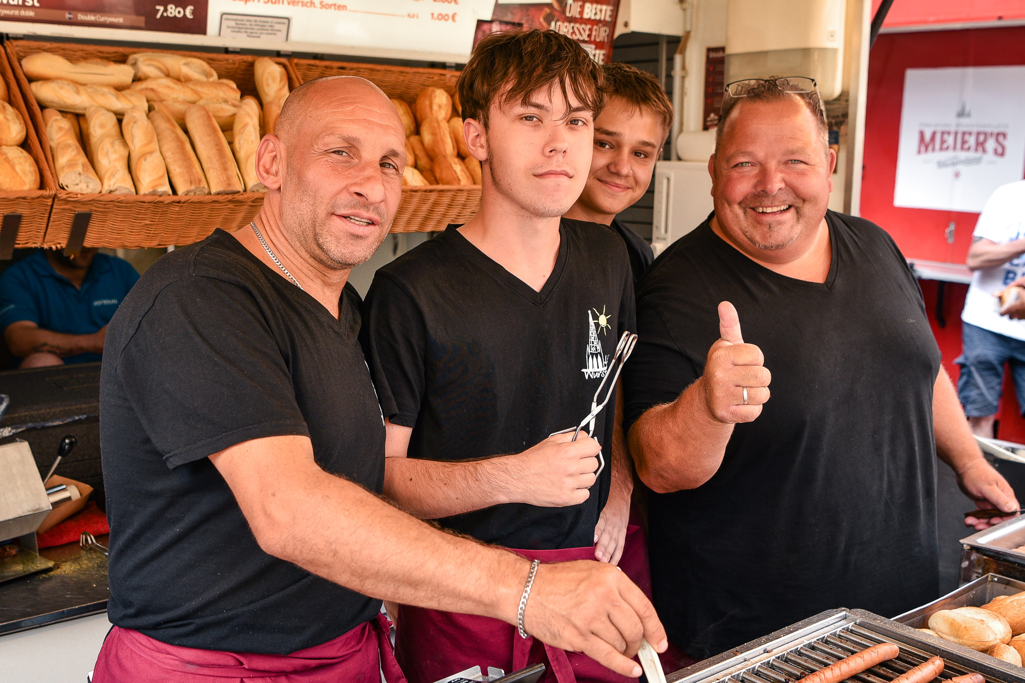 Licht's Wurststand mit Team am Freiburger Münsterplatz