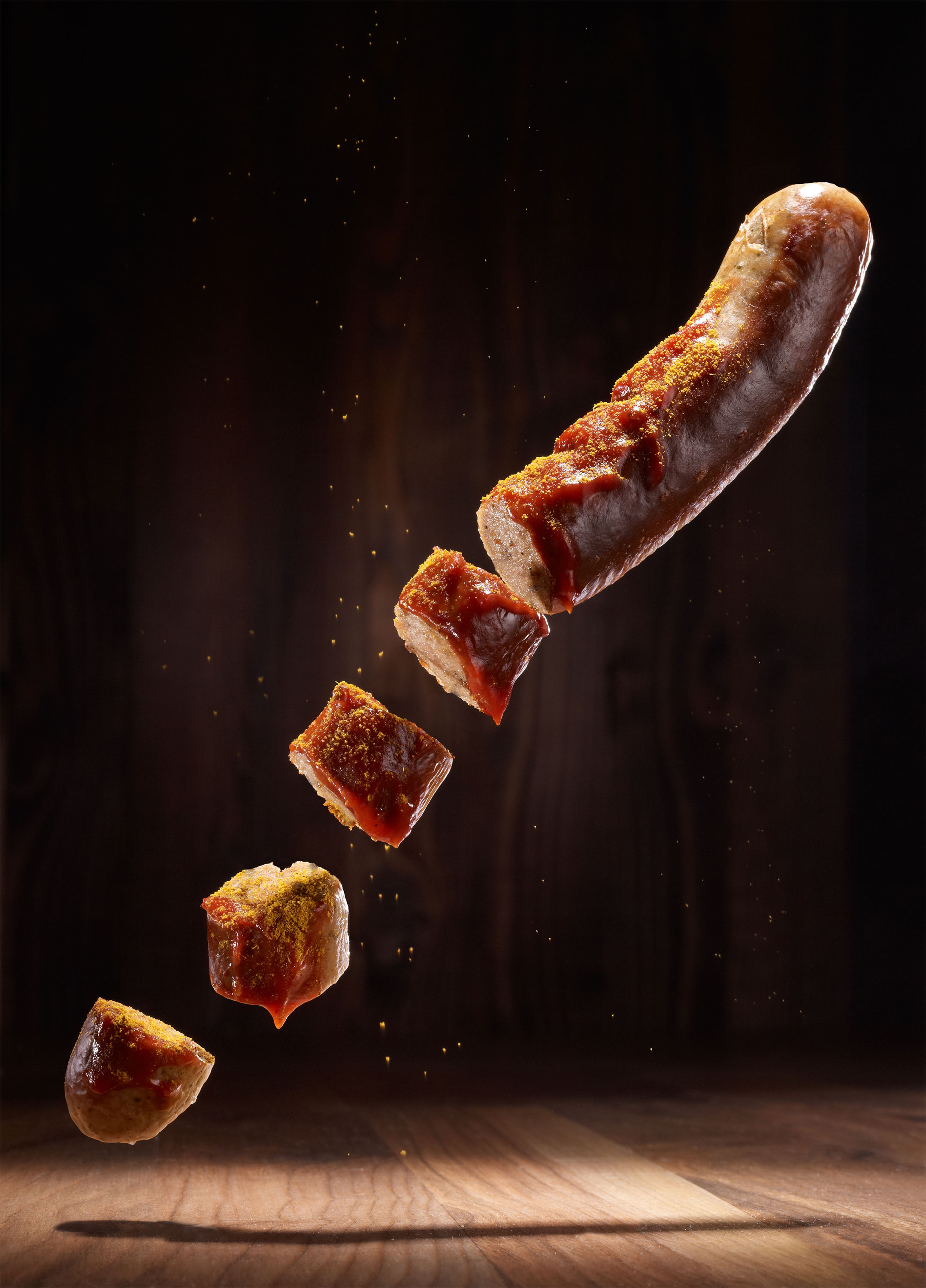 Geschnittene Currywurst mit Soße